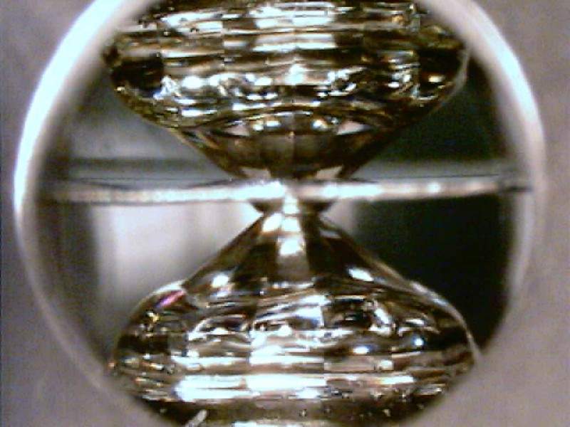 Diamond anvil cell