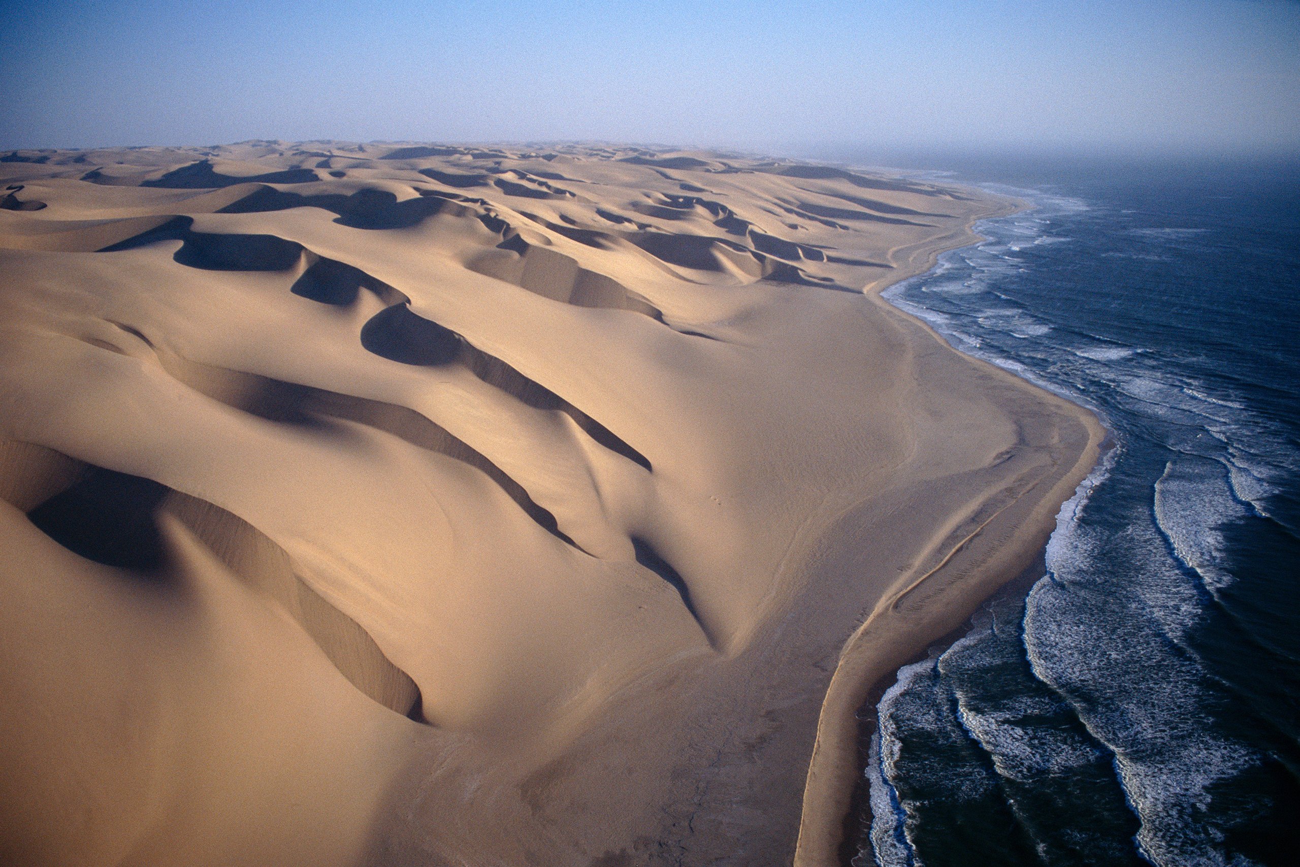 Африка береговая линия моря. Намибия берег скелетов (Skeleton Coast). Намибия пустыня Намиб. Пустыня Намиб дюны. Побережье пустыни Намиб.